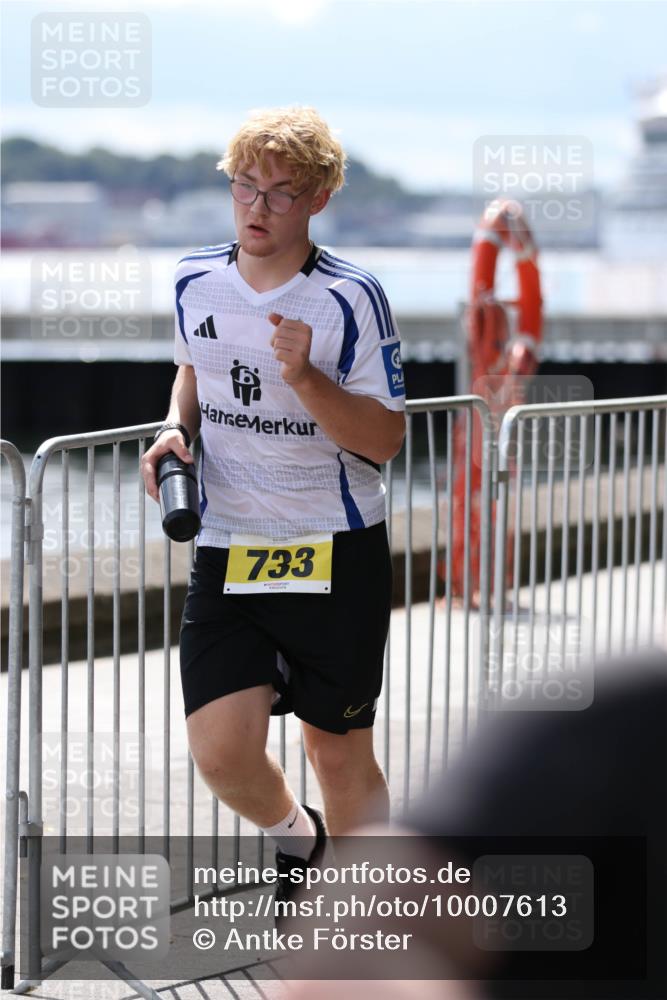 16.08.2026 - KN Förde Triathlon 2026 Antke Förster http://msf.ph/oto/10007613 16.08.2026 13:56:53 Laufen 1000, 733, 1000 meine-sportfotos.de