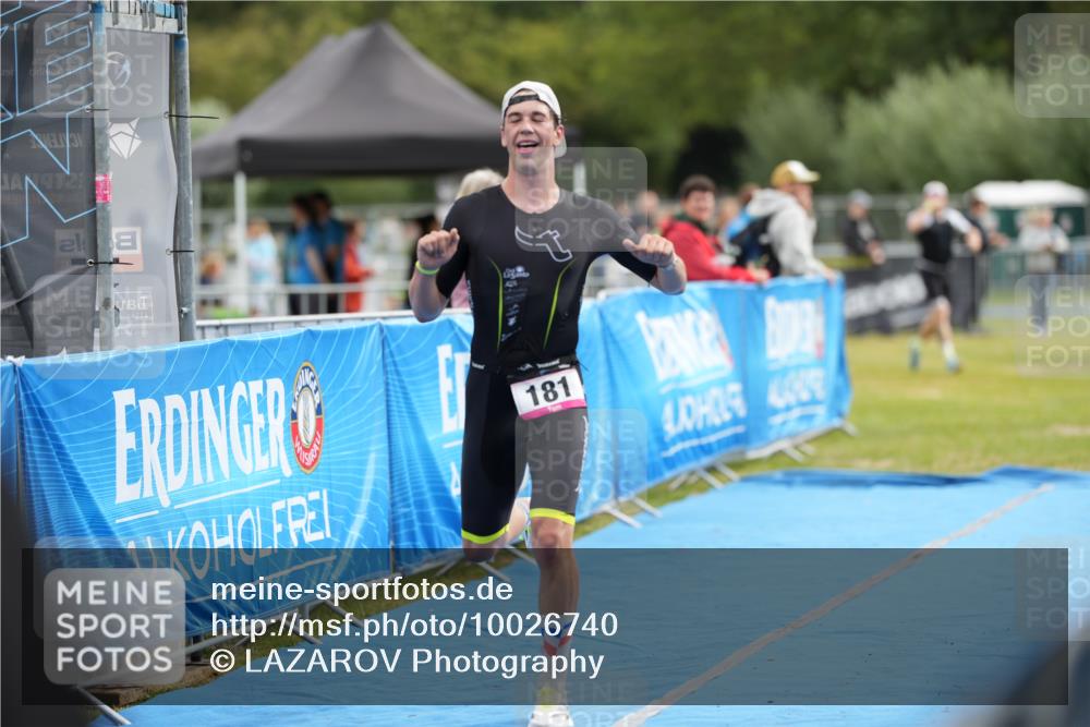 30.08.2026 - Elbe Triathlon Hamburg LAZAROV Photography http://msf.ph/oto/10026740 30.08.2026 10:10:03 Ziel 181, 240 meine-sportfotos.de
