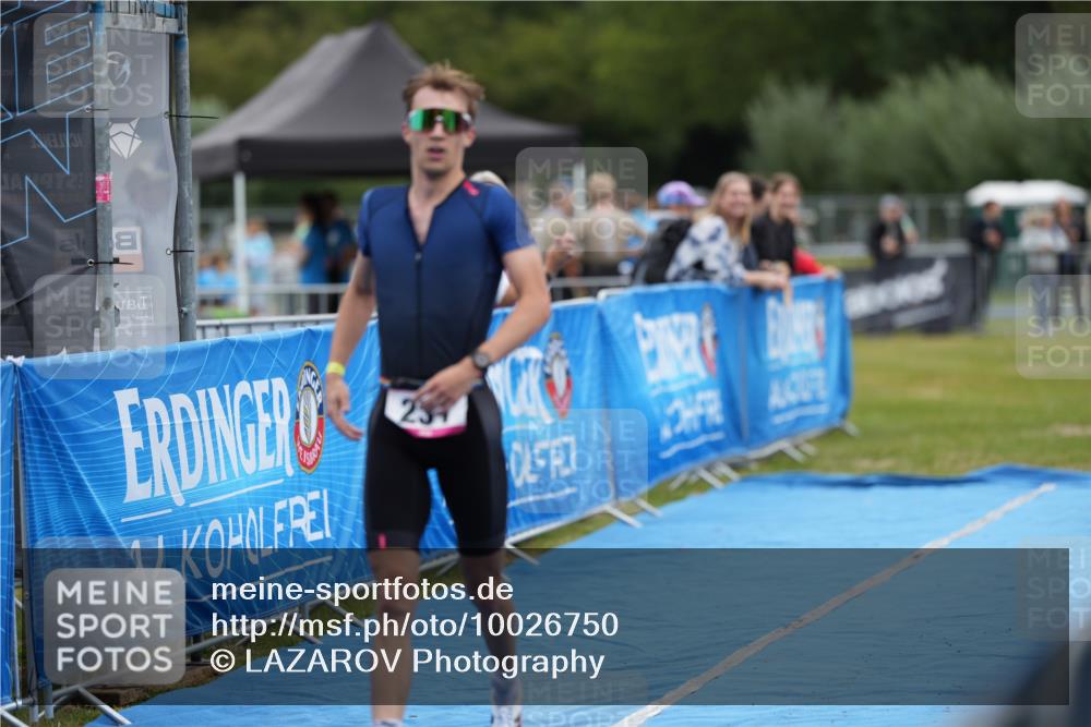 30.08.2026 - Elbe Triathlon Hamburg LAZAROV Photography http://msf.ph/oto/10026750 30.08.2026 10:12:27 Ziel 231 meine-sportfotos.de