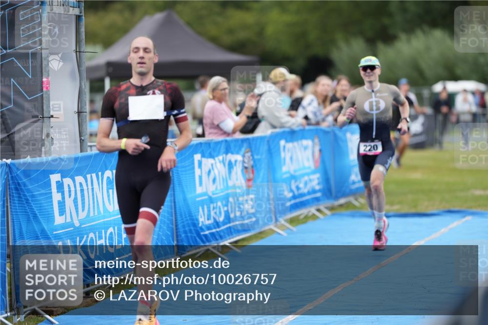 30.08.2026 - Elbe Triathlon Hamburg LAZAROV Photography http://msf.ph/oto/10026757 30.08.2026 10:13:41 Ziel 220, 227 meine-sportfotos.de
