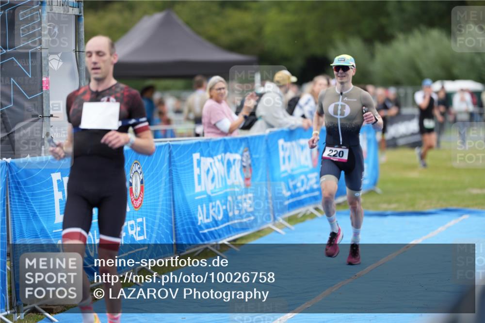30.08.2026 - Elbe Triathlon Hamburg LAZAROV Photography http://msf.ph/oto/10026758 30.08.2026 10:13:41 Ziel 220, 227 meine-sportfotos.de