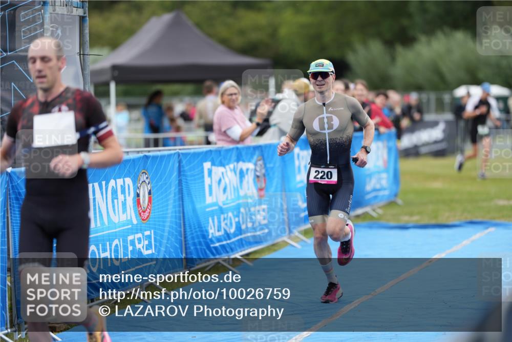 30.08.2026 - Elbe Triathlon Hamburg LAZAROV Photography http://msf.ph/oto/10026759 30.08.2026 10:13:42 Ziel 220, 227 meine-sportfotos.de