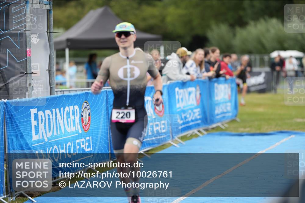 30.08.2026 - Elbe Triathlon Hamburg LAZAROV Photography http://msf.ph/oto/10026761 30.08.2026 10:13:43 Ziel 220, 227 meine-sportfotos.de