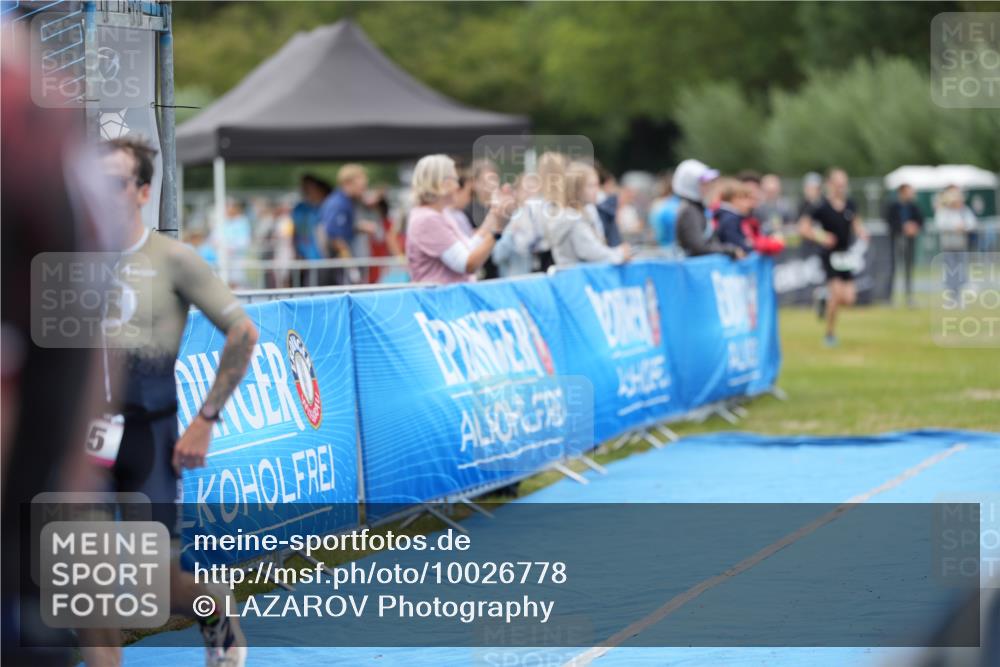 30.08.2026 - Elbe Triathlon Hamburg LAZAROV Photography http://msf.ph/oto/10026778 30.08.2026 10:15:34 Ziel 215 meine-sportfotos.de