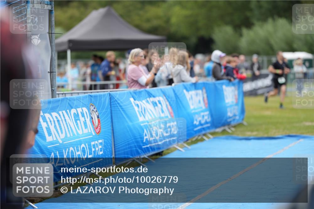 30.08.2026 - Elbe Triathlon Hamburg LAZAROV Photography http://msf.ph/oto/10026779 30.08.2026 10:15:34 Ziel 215 meine-sportfotos.de