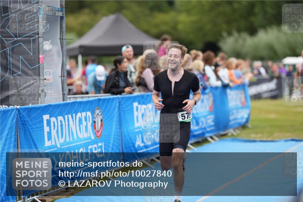 30.08.2026 - Elbe Triathlon Hamburg LAZAROV Photography http://msf.ph/oto/10027840 30.08.2026 11:20:03 Ziel 572, 725, 1071 meine-sportfotos.de
