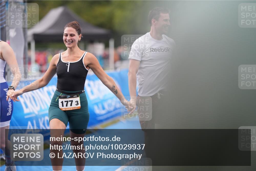 30.08.2026 - Elbe Triathlon Hamburg LAZAROV Photography http://msf.ph/oto/10029937 30.08.2026 16:56:11 Ziel  meine-sportfotos.de