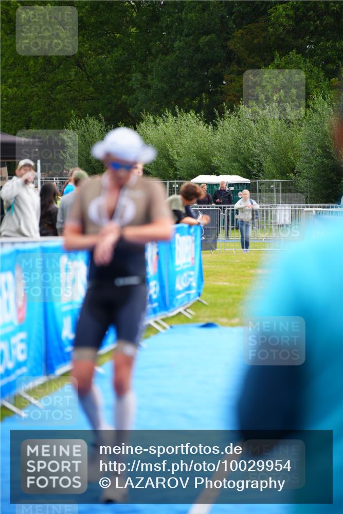30.08.2026 - Elbe Triathlon Hamburg LAZAROV Photography http://msf.ph/oto/10029954 30.08.2026 09:59:03 Ziel 247 meine-sportfotos.de
