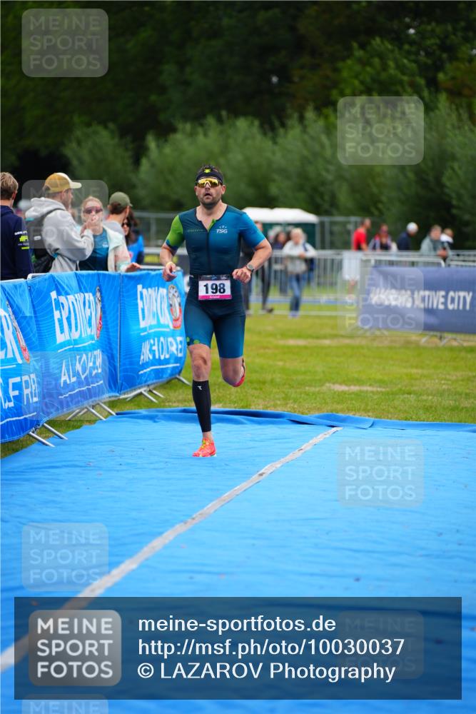 30.08.2026 - Elbe Triathlon Hamburg LAZAROV Photography http://msf.ph/oto/10030037 30.08.2026 10:04:18 Ziel 198 meine-sportfotos.de