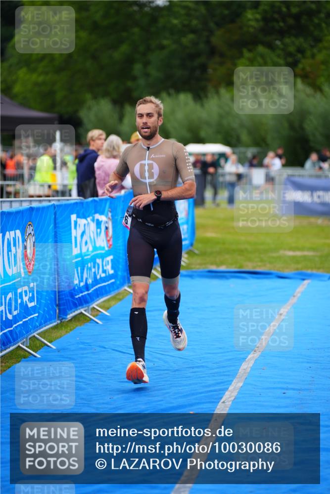 30.08.2026 - Elbe Triathlon Hamburg LAZAROV Photography http://msf.ph/oto/10030086 30.08.2026 10:06:16 Ziel 216 meine-sportfotos.de