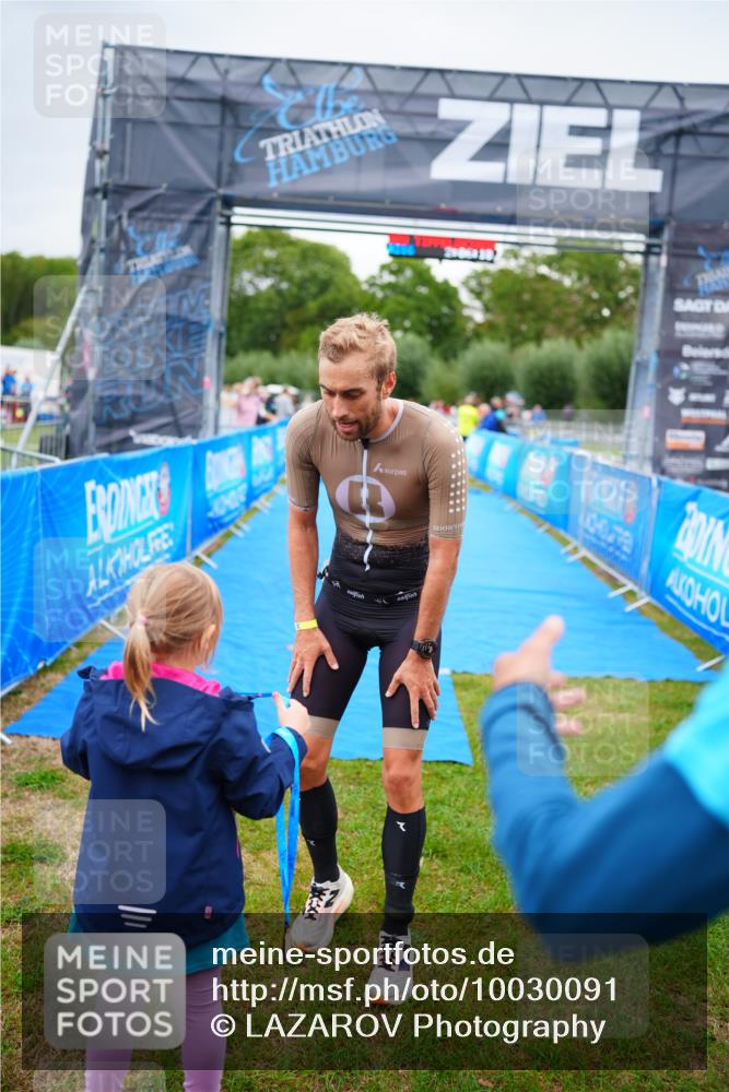 30.08.2026 - Elbe Triathlon Hamburg LAZAROV Photography http://msf.ph/oto/10030091 30.08.2026 10:06:21 Ziel  meine-sportfotos.de