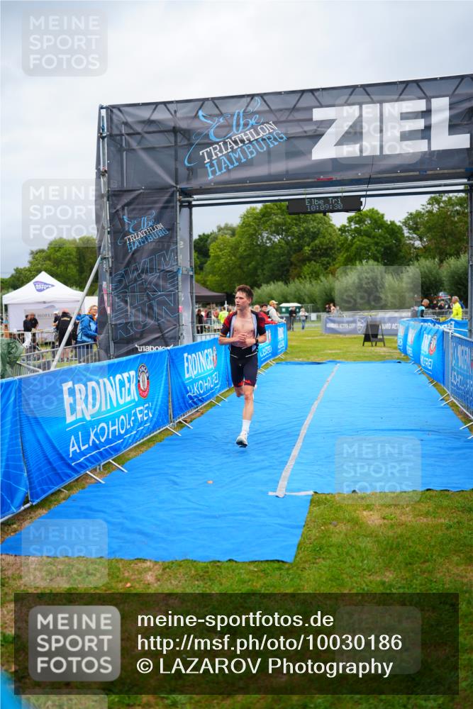 30.08.2026 - Elbe Triathlon Hamburg LAZAROV Photography http://msf.ph/oto/10030186 30.08.2026 10:09:31 Ziel 242 meine-sportfotos.de