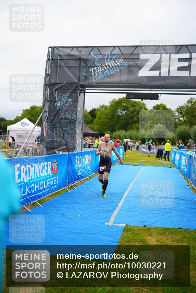 30.08.2026 - Elbe Triathlon Hamburg LAZAROV Photography http://msf.ph/oto/10030221 30.08.2026 10:10:39 Ziel 221 meine-sportfotos.de