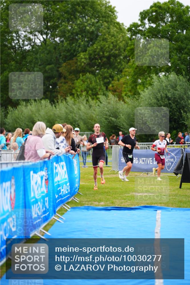 30.08.2026 - Elbe Triathlon Hamburg LAZAROV Photography http://msf.ph/oto/10030277 30.08.2026 10:13:37 Ziel 220, 227 meine-sportfotos.de