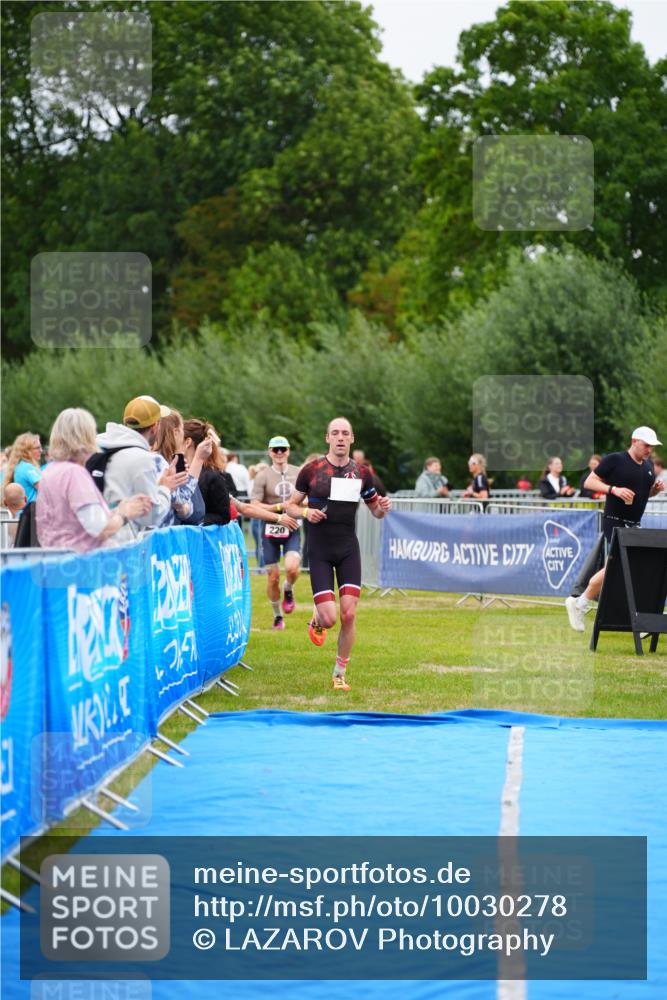 30.08.2026 - Elbe Triathlon Hamburg LAZAROV Photography http://msf.ph/oto/10030278 30.08.2026 10:13:38 Ziel 220, 227 meine-sportfotos.de