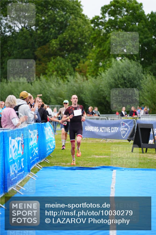 30.08.2026 - Elbe Triathlon Hamburg LAZAROV Photography http://msf.ph/oto/10030279 30.08.2026 10:13:38 Ziel 220, 227 meine-sportfotos.de