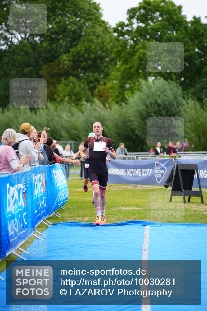 30.08.2026 - Elbe Triathlon Hamburg LAZAROV Photography http://msf.ph/oto/10030281 30.08.2026 10:13:39 Ziel 220, 227 meine-sportfotos.de