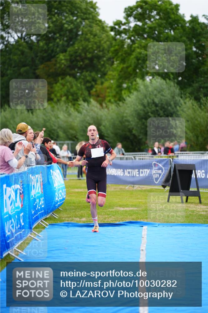 30.08.2026 - Elbe Triathlon Hamburg LAZAROV Photography http://msf.ph/oto/10030282 30.08.2026 10:13:39 Ziel 220, 227 meine-sportfotos.de