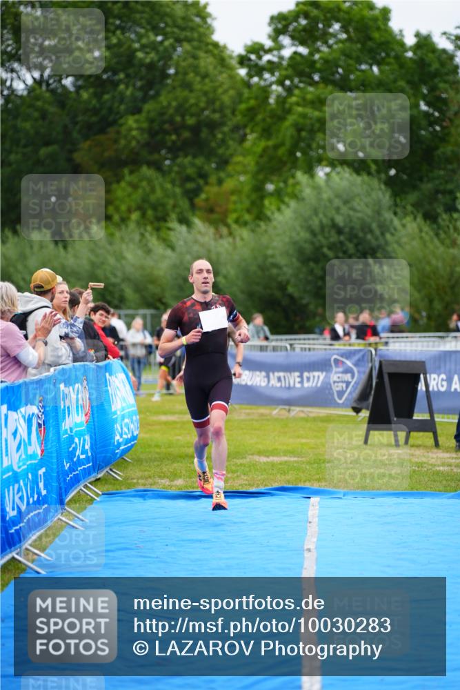 30.08.2026 - Elbe Triathlon Hamburg LAZAROV Photography http://msf.ph/oto/10030283 30.08.2026 10:13:39 Ziel 220, 227 meine-sportfotos.de