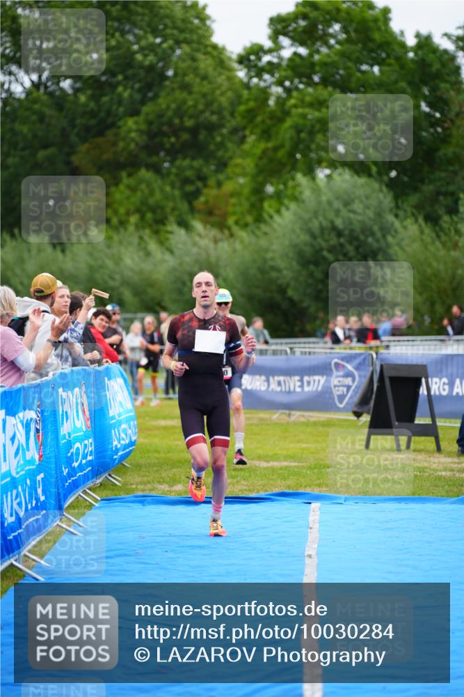 30.08.2026 - Elbe Triathlon Hamburg LAZAROV Photography http://msf.ph/oto/10030284 30.08.2026 10:13:39 Ziel 220, 227 meine-sportfotos.de