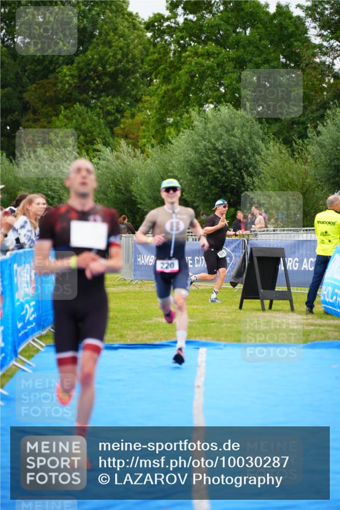 30.08.2026 - Elbe Triathlon Hamburg LAZAROV Photography http://msf.ph/oto/10030287 30.08.2026 10:13:41 Ziel 220, 227 meine-sportfotos.de