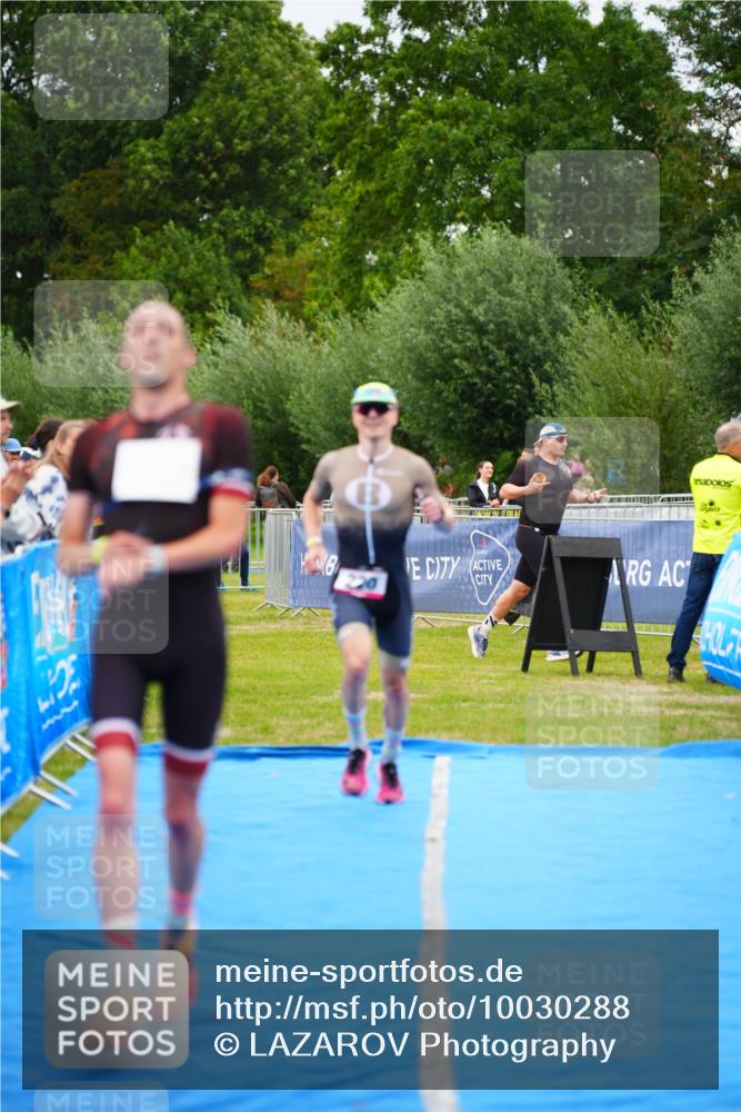 30.08.2026 - Elbe Triathlon Hamburg LAZAROV Photography http://msf.ph/oto/10030288 30.08.2026 10:13:41 Ziel 220, 227 meine-sportfotos.de