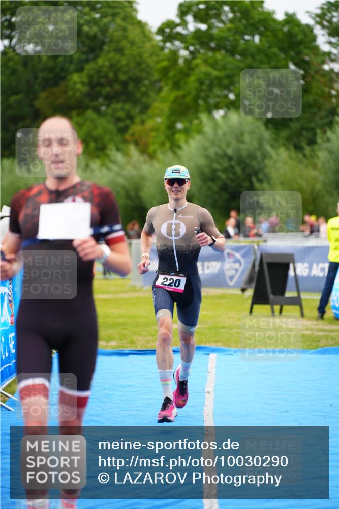 30.08.2026 - Elbe Triathlon Hamburg LAZAROV Photography http://msf.ph/oto/10030290 30.08.2026 10:13:42 Ziel 220, 227 meine-sportfotos.de