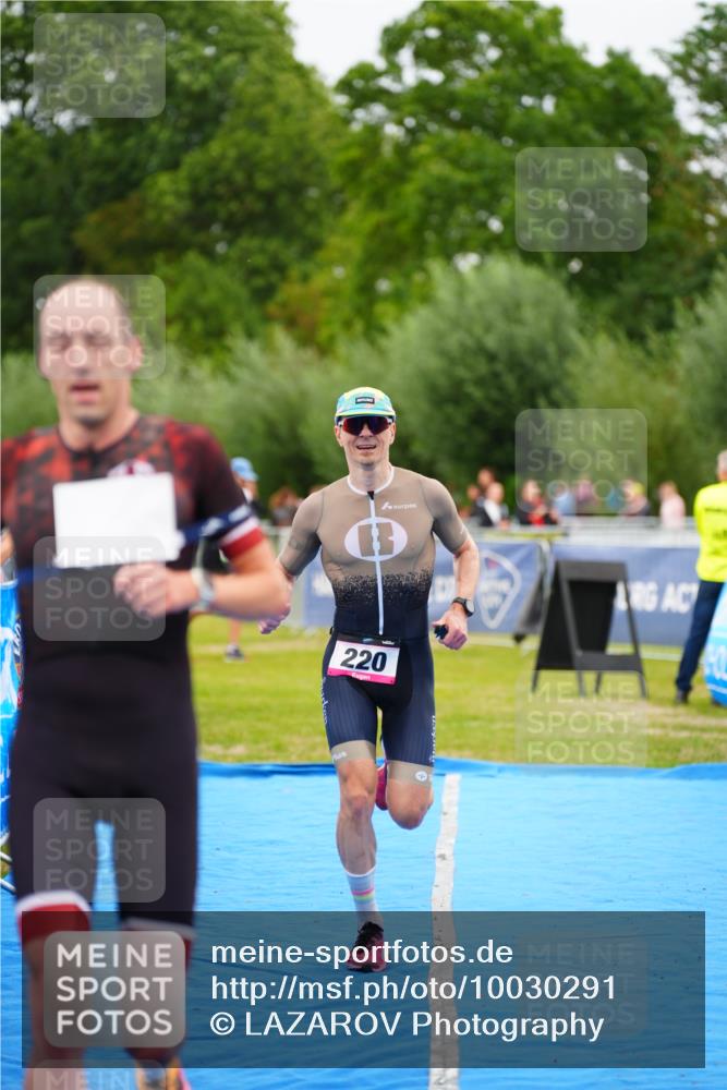 30.08.2026 - Elbe Triathlon Hamburg LAZAROV Photography http://msf.ph/oto/10030291 30.08.2026 10:13:42 Ziel 220, 227 meine-sportfotos.de