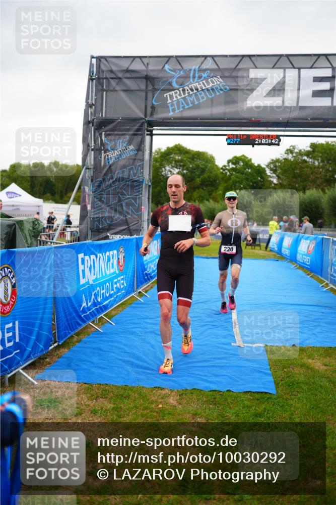 30.08.2026 - Elbe Triathlon Hamburg LAZAROV Photography http://msf.ph/oto/10030292 30.08.2026 10:13:43 Ziel 220, 227 meine-sportfotos.de