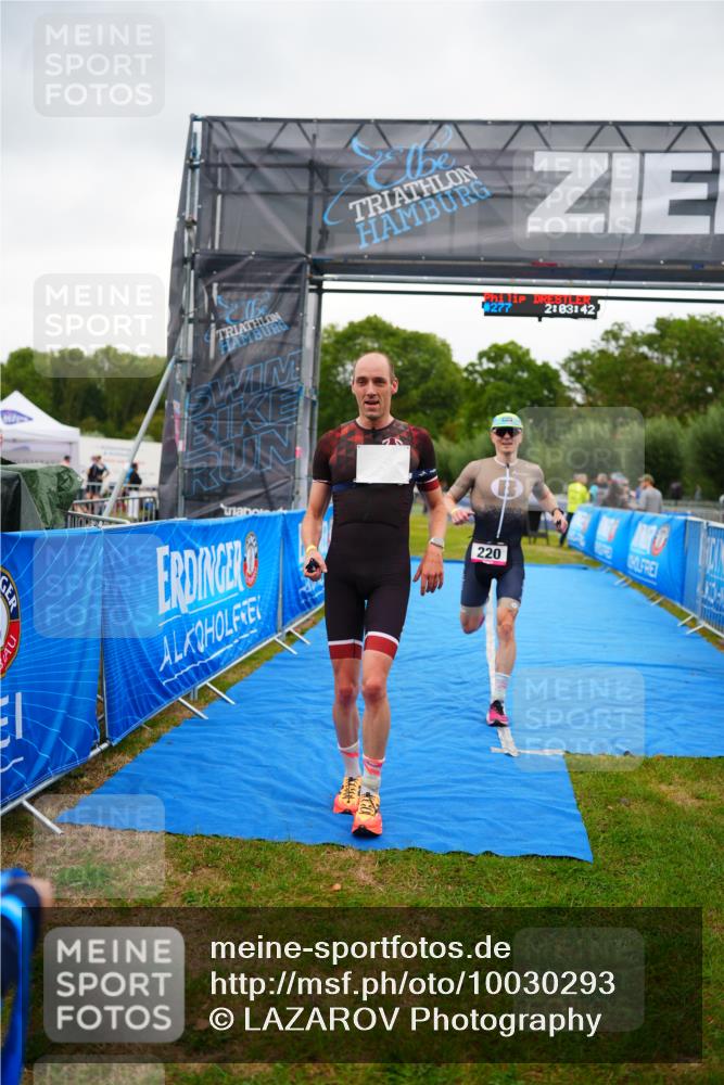 30.08.2026 - Elbe Triathlon Hamburg LAZAROV Photography http://msf.ph/oto/10030293 30.08.2026 10:13:43 Ziel 220, 227 meine-sportfotos.de