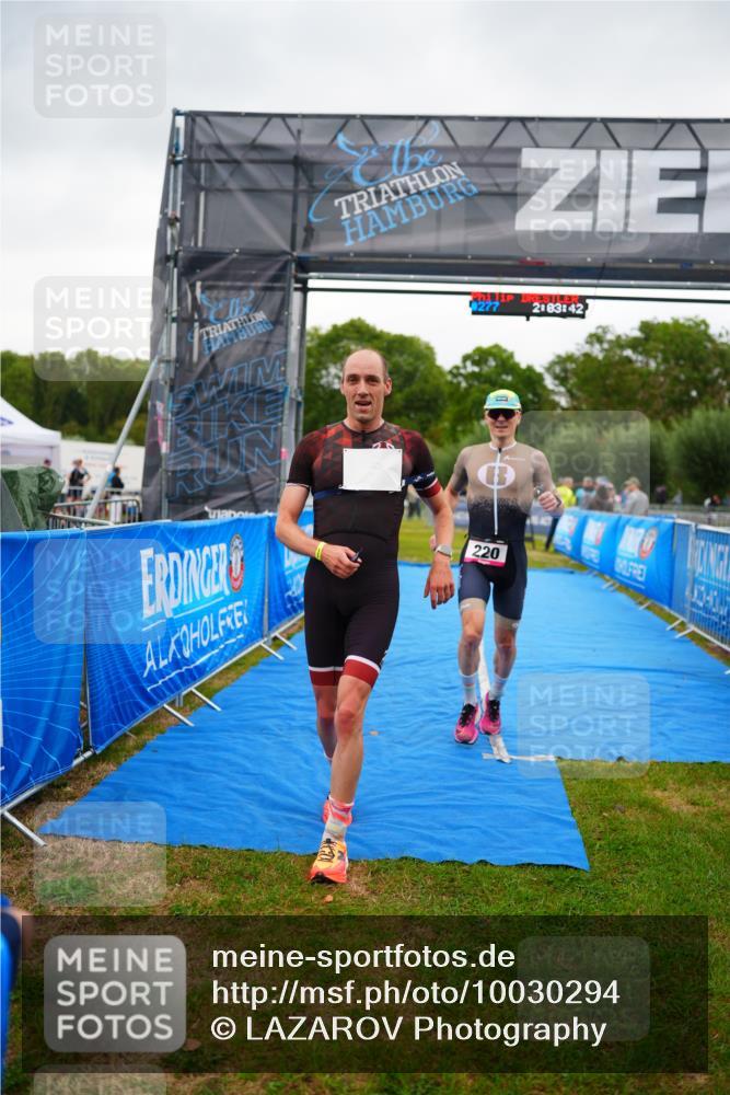 30.08.2026 - Elbe Triathlon Hamburg LAZAROV Photography http://msf.ph/oto/10030294 30.08.2026 10:13:43 Ziel 220, 227 meine-sportfotos.de