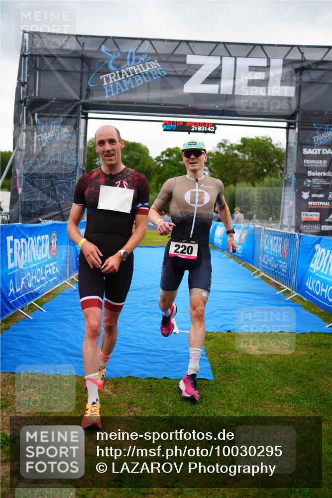 30.08.2026 - Elbe Triathlon Hamburg LAZAROV Photography http://msf.ph/oto/10030295 30.08.2026 10:13:44 Ziel 220, 227 meine-sportfotos.de