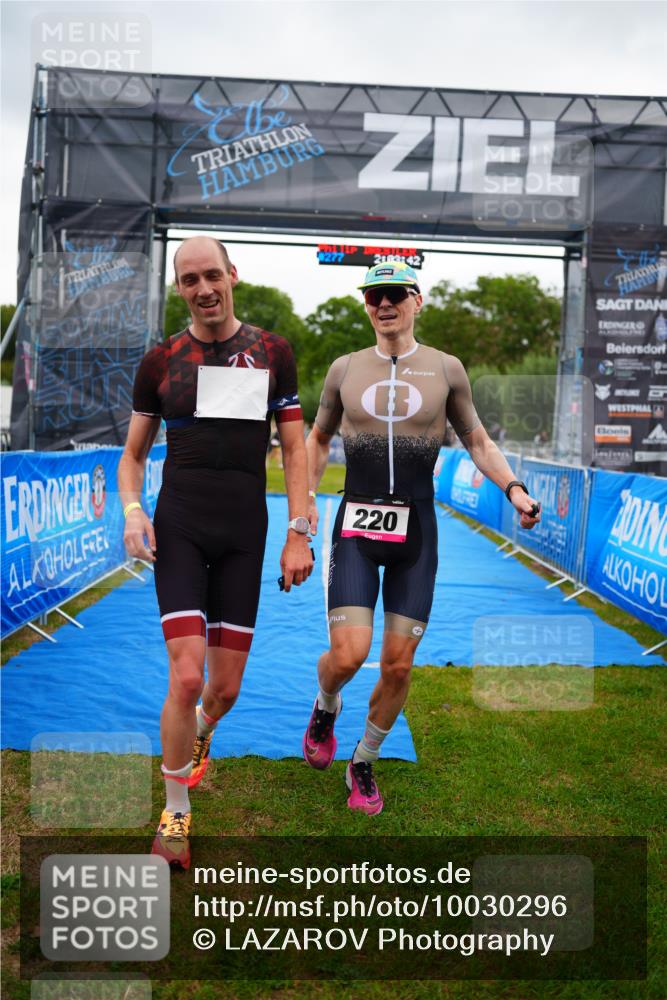 30.08.2026 - Elbe Triathlon Hamburg LAZAROV Photography http://msf.ph/oto/10030296 30.08.2026 10:13:44 Ziel 220, 227 meine-sportfotos.de