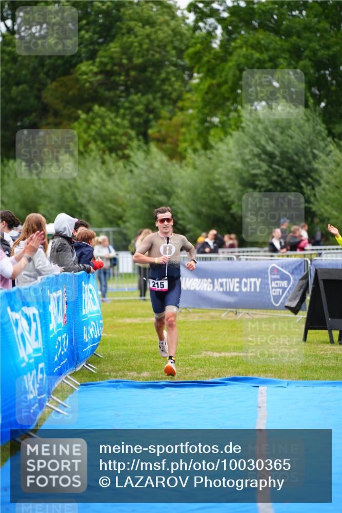 30.08.2026 - Elbe Triathlon Hamburg LAZAROV Photography http://msf.ph/oto/10030365 30.08.2026 10:15:31 Ziel 215 meine-sportfotos.de
