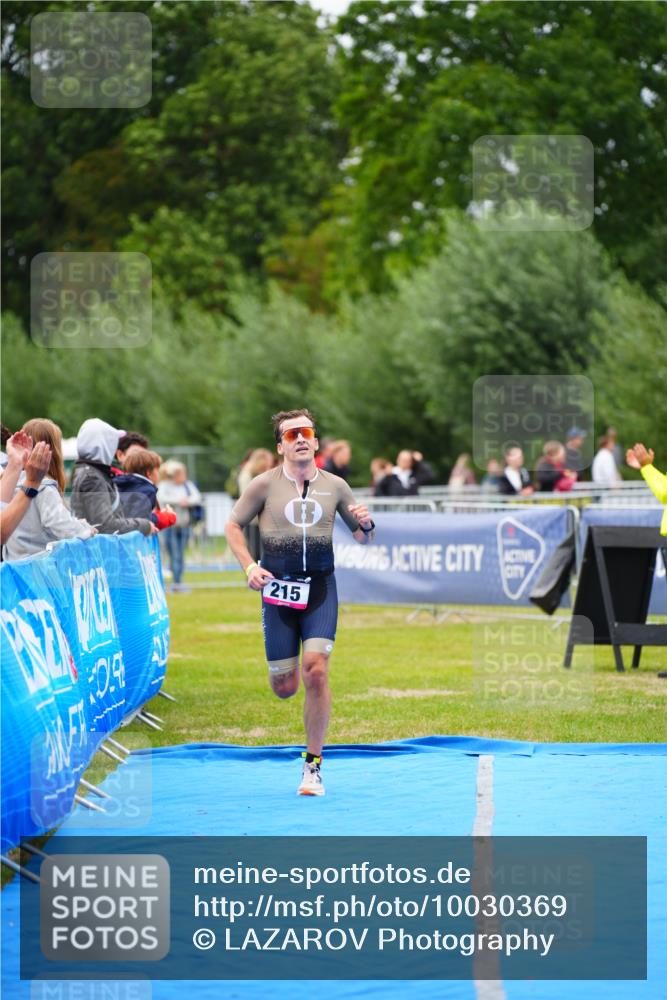 30.08.2026 - Elbe Triathlon Hamburg LAZAROV Photography http://msf.ph/oto/10030369 30.08.2026 10:15:31 Ziel 215 meine-sportfotos.de