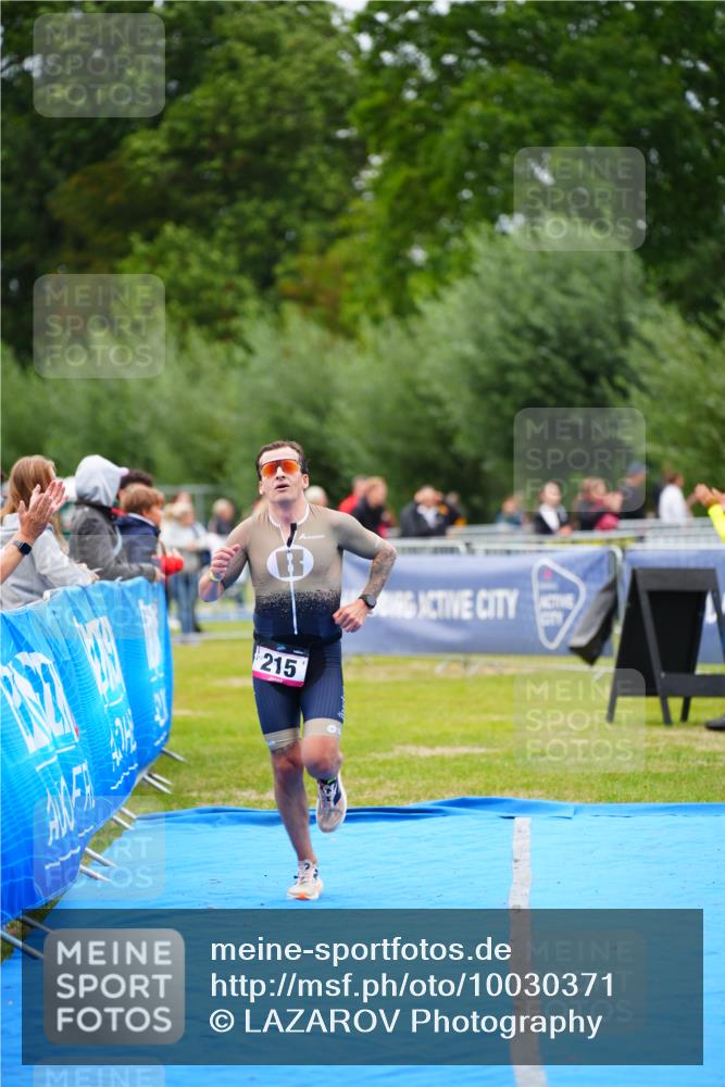 30.08.2026 - Elbe Triathlon Hamburg LAZAROV Photography http://msf.ph/oto/10030371 30.08.2026 10:15:32 Ziel 215 meine-sportfotos.de