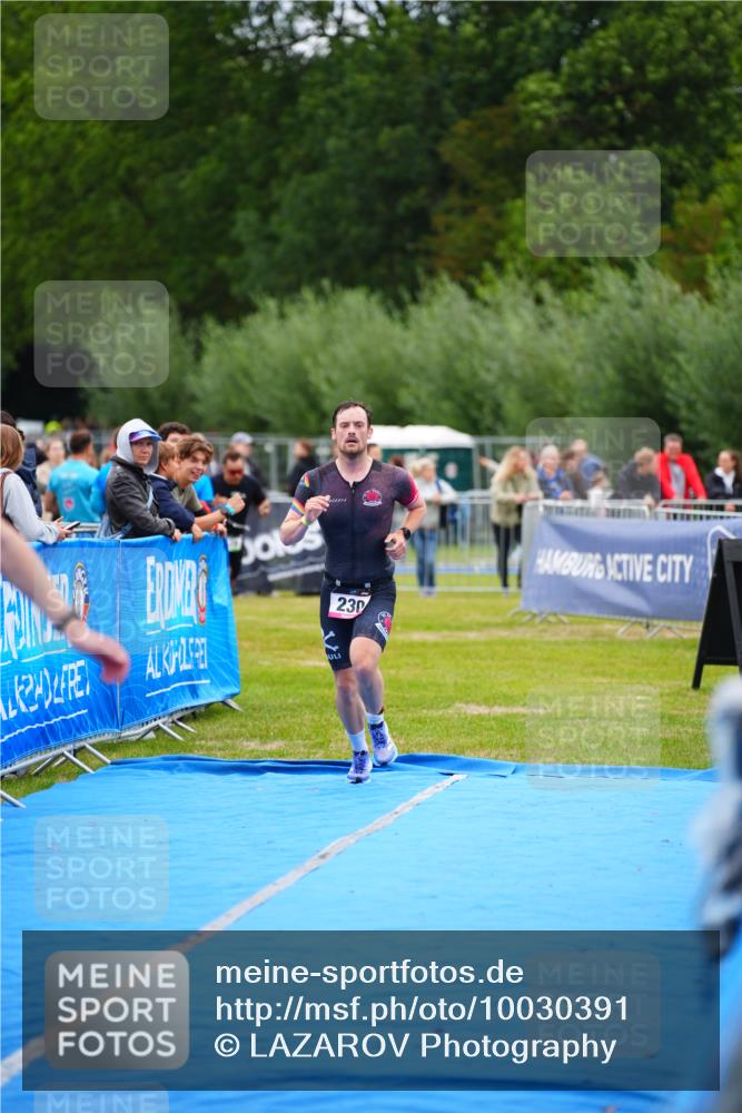 30.08.2026 - Elbe Triathlon Hamburg LAZAROV Photography http://msf.ph/oto/10030391 30.08.2026 10:17:07 Ziel 230, 309 meine-sportfotos.de
