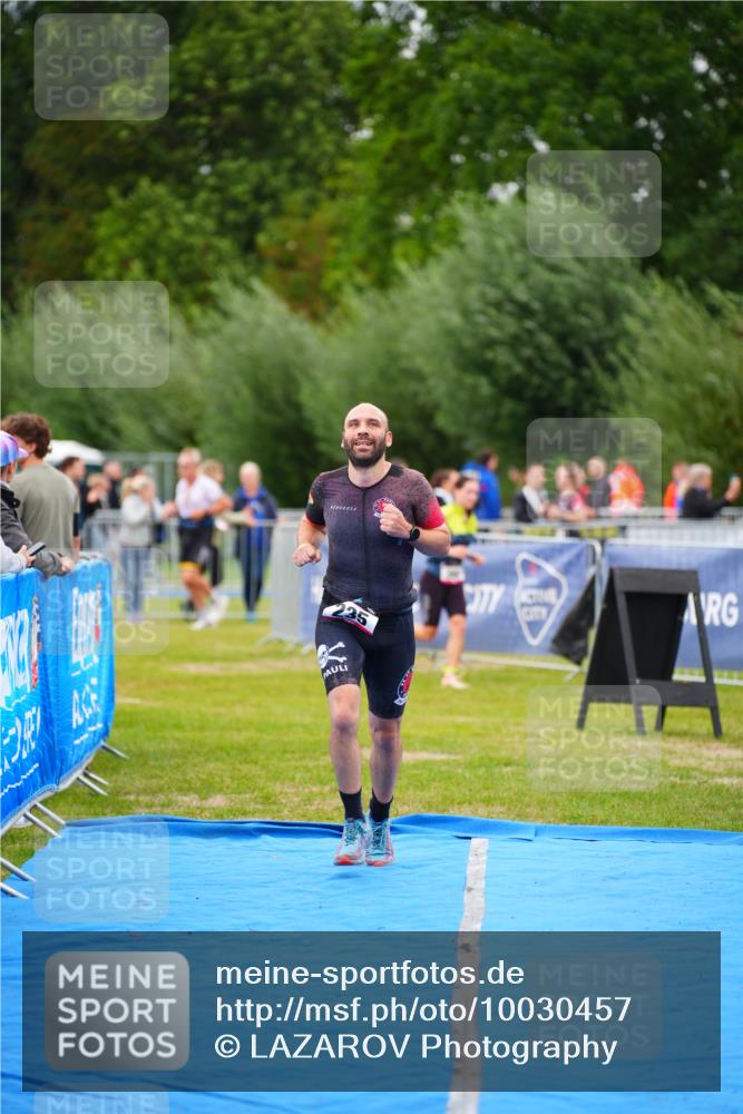30.08.2026 - Elbe Triathlon Hamburg LAZAROV Photography http://msf.ph/oto/10030457 30.08.2026 10:18:54 Ziel 235 meine-sportfotos.de