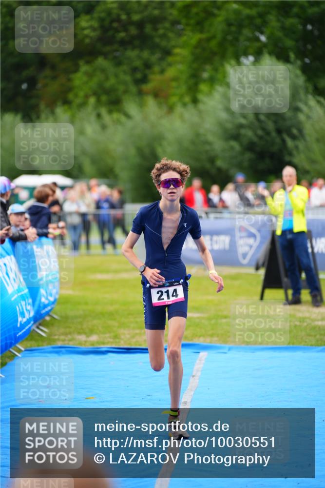 30.08.2026 - Elbe Triathlon Hamburg LAZAROV Photography http://msf.ph/oto/10030551 30.08.2026 10:21:59 Ziel 214 meine-sportfotos.de