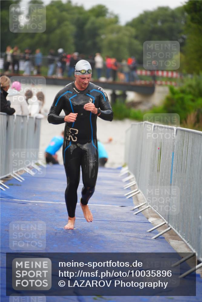 30.08.2026 - Elbe Triathlon Hamburg LAZAROV Photography http://msf.ph/oto/10035896 30.08.2026 09:05:27 Schwimmen 556, 558, 581 meine-sportfotos.de