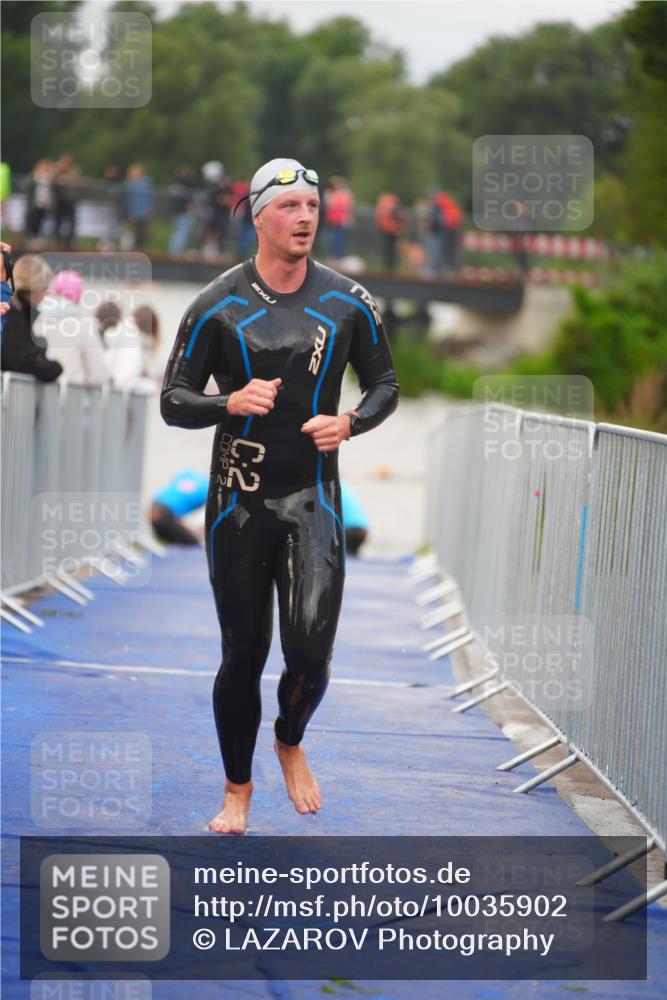 30.08.2026 - Elbe Triathlon Hamburg LAZAROV Photography http://msf.ph/oto/10035902 30.08.2026 09:05:28 Schwimmen 556, 558, 581 meine-sportfotos.de