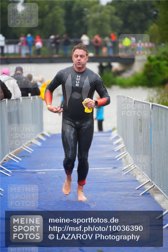 30.08.2026 - Elbe Triathlon Hamburg LAZAROV Photography http://msf.ph/oto/10036390 30.08.2026 09:08:21 Schwimmen 553, 572, 674 meine-sportfotos.de