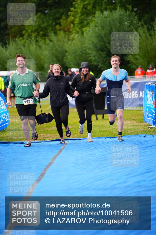30.08.2026 - Elbe Triathlon Hamburg LAZAROV Photography http://msf.ph/oto/10041596 30.08.2026 16:23:11 Ziel  meine-sportfotos.de