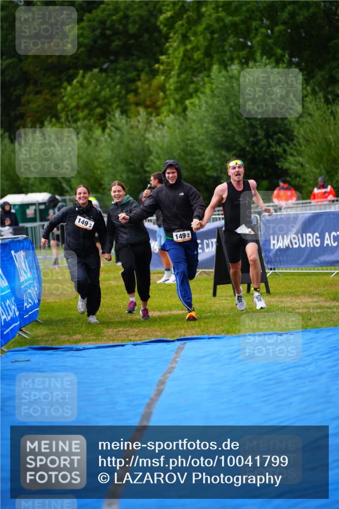 30.08.2026 - Elbe Triathlon Hamburg LAZAROV Photography http://msf.ph/oto/10041799 30.08.2026 16:24:55 Ziel  meine-sportfotos.de