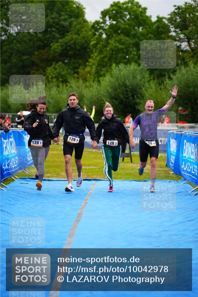 30.08.2026 - Elbe Triathlon Hamburg LAZAROV Photography http://msf.ph/oto/10042978 30.08.2026 16:32:14 Ziel  meine-sportfotos.de