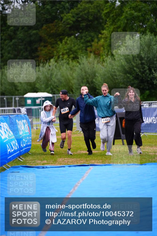 30.08.2026 - Elbe Triathlon Hamburg LAZAROV Photography http://msf.ph/oto/10045372 30.08.2026 17:02:11 Ziel  meine-sportfotos.de