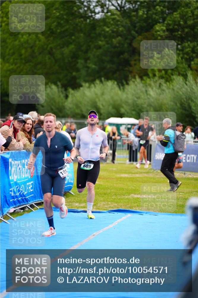 30.08.2026 - Elbe Triathlon Hamburg LAZAROV Photography http://msf.ph/oto/10054571 30.08.2026 10:56:44 Ziel 550, 689, 1894 meine-sportfotos.de