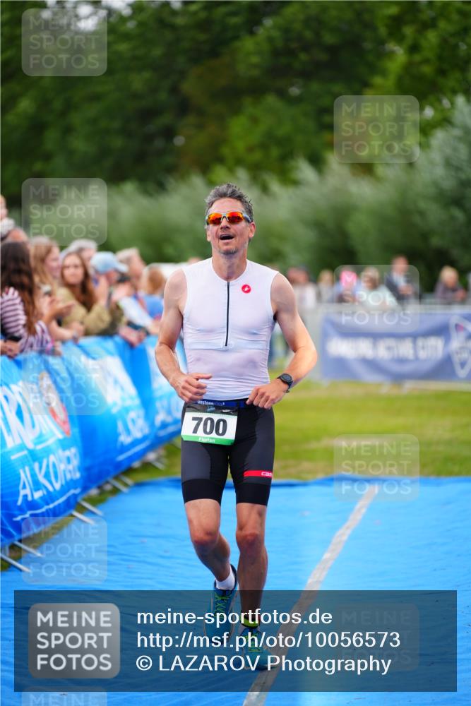 30.08.2026 - Elbe Triathlon Hamburg LAZAROV Photography http://msf.ph/oto/10056573 30.08.2026 11:11:44 Ziel 700 meine-sportfotos.de