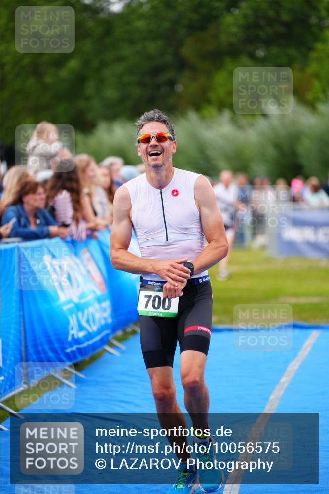 30.08.2026 - Elbe Triathlon Hamburg LAZAROV Photography http://msf.ph/oto/10056575 30.08.2026 11:11:44 Ziel 700 meine-sportfotos.de