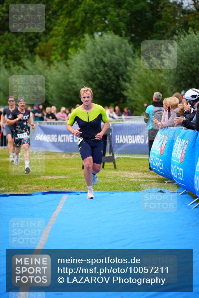 30.08.2026 - Elbe Triathlon Hamburg LAZAROV Photography http://msf.ph/oto/10057211 30.08.2026 11:17:32 Ziel 579, 580, 1621 meine-sportfotos.de